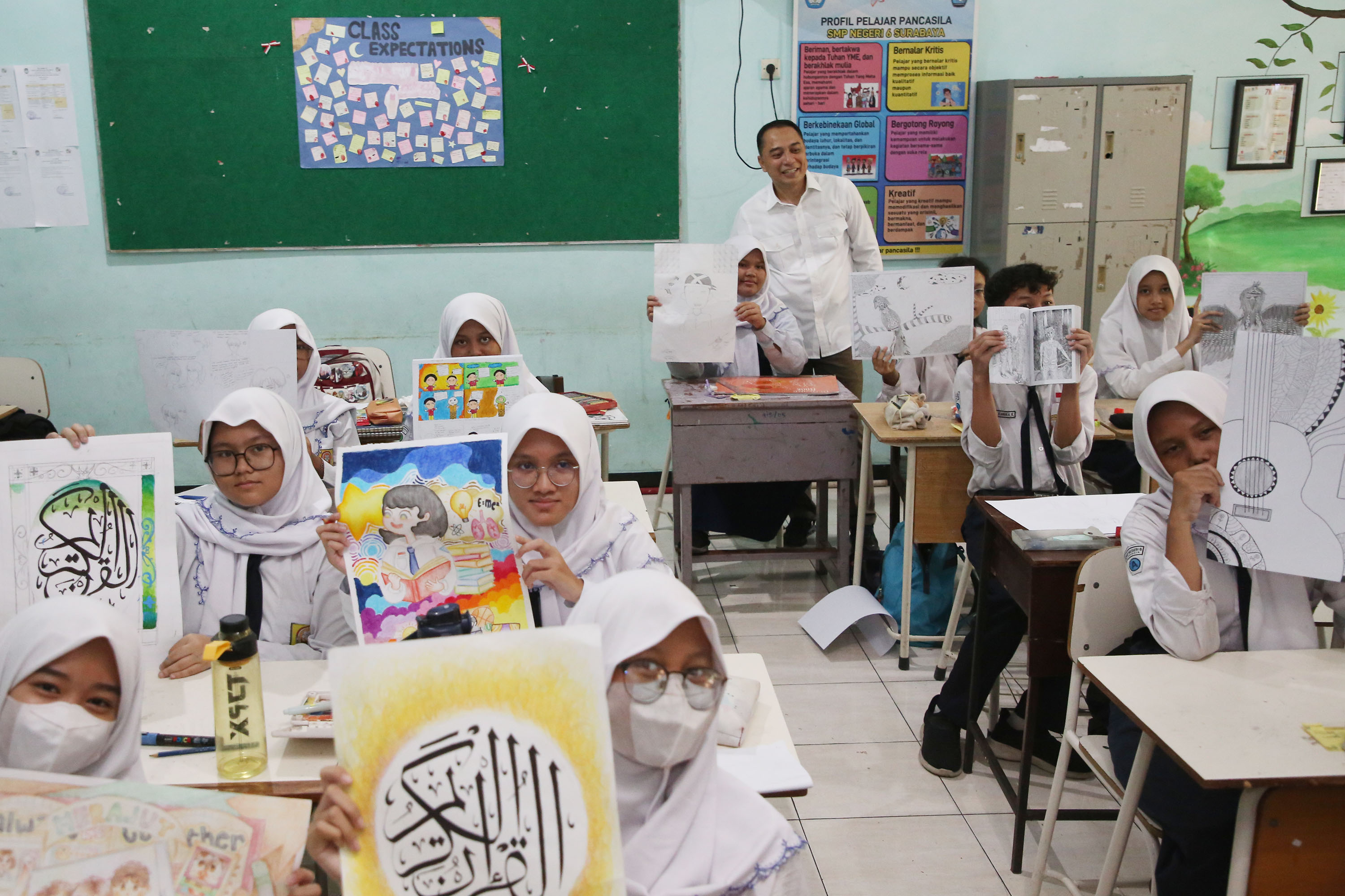 Selama Ramadan sekolah diminta penyesuaian durasi jam pelajaran, yakni 25 menit untuk jenjang SD, 30 menit untuk SMP, dan 35 menit untuk program kesetaraan Paket C setara SMA. Penyesuaian dilakukan agar aktivitas belajar tetap efektif tanpa mengabaikan ko
