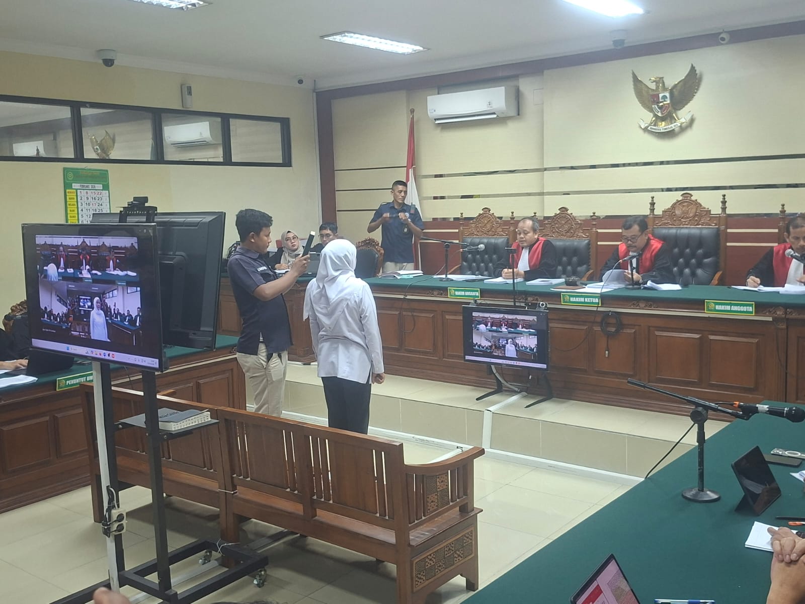 Gubernur Jawa Timur Khofifah Indar Parawansa bersaksi di hadapan majelis hakim dalam persidangan dugaan korupsi dana hibah di Pengadilan Tindak Pidana Korupsi (Tipikor) Surabaya. Kamis (12/02) membantah tudingan fee 30 persen dalam pengajuan dana hibah as