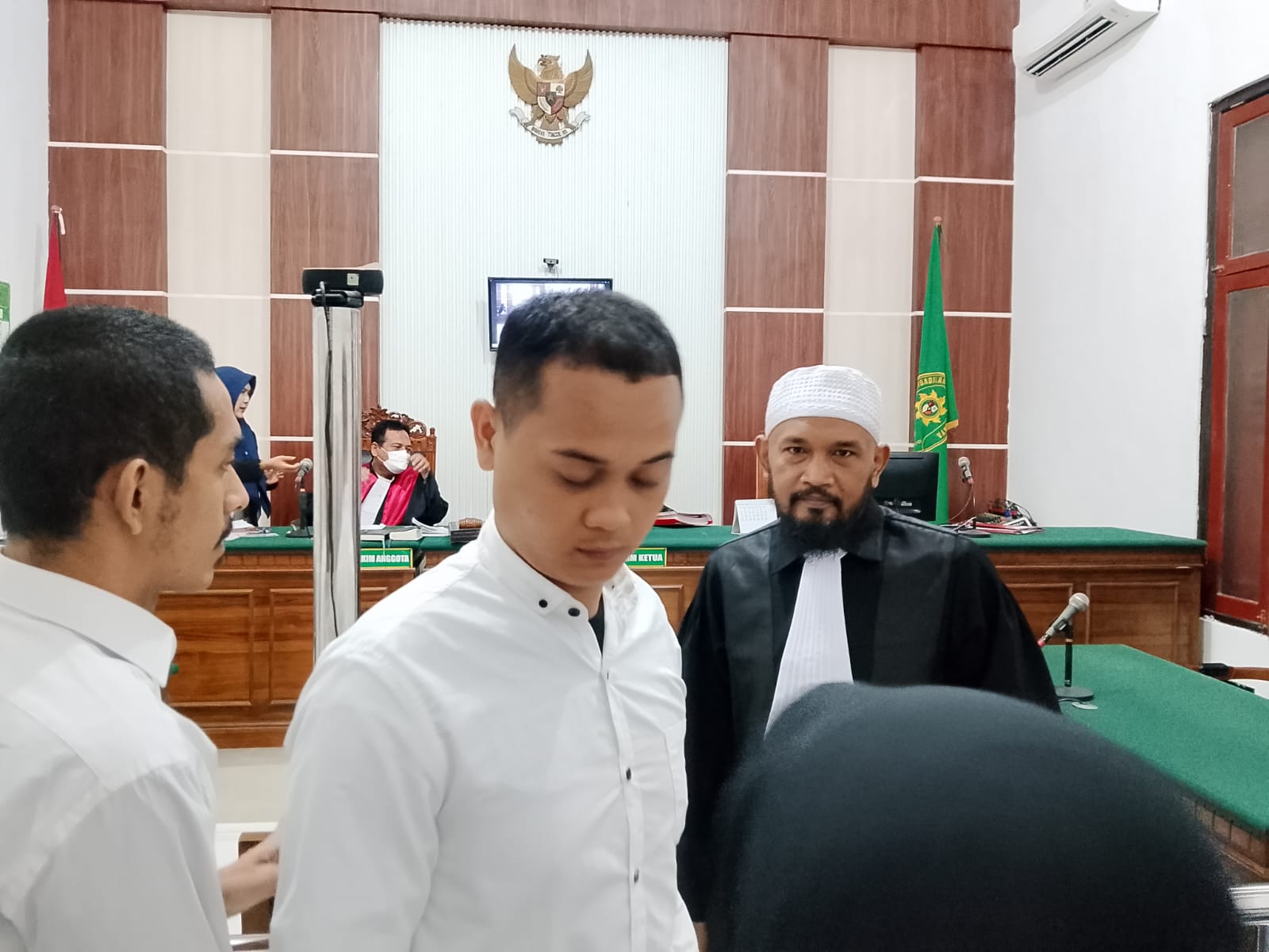 Terdakwa, Alexander Peter Bangga anak Steven WNA asal Malyasia ini dibekuk polisi saat berada di parkiran basement P3 Apartemen Taman Melati MERR saat membawa dua koper. Kini, pria yang diduga berperan sebagai kurir dalam jaringan lintas negara itu teranc