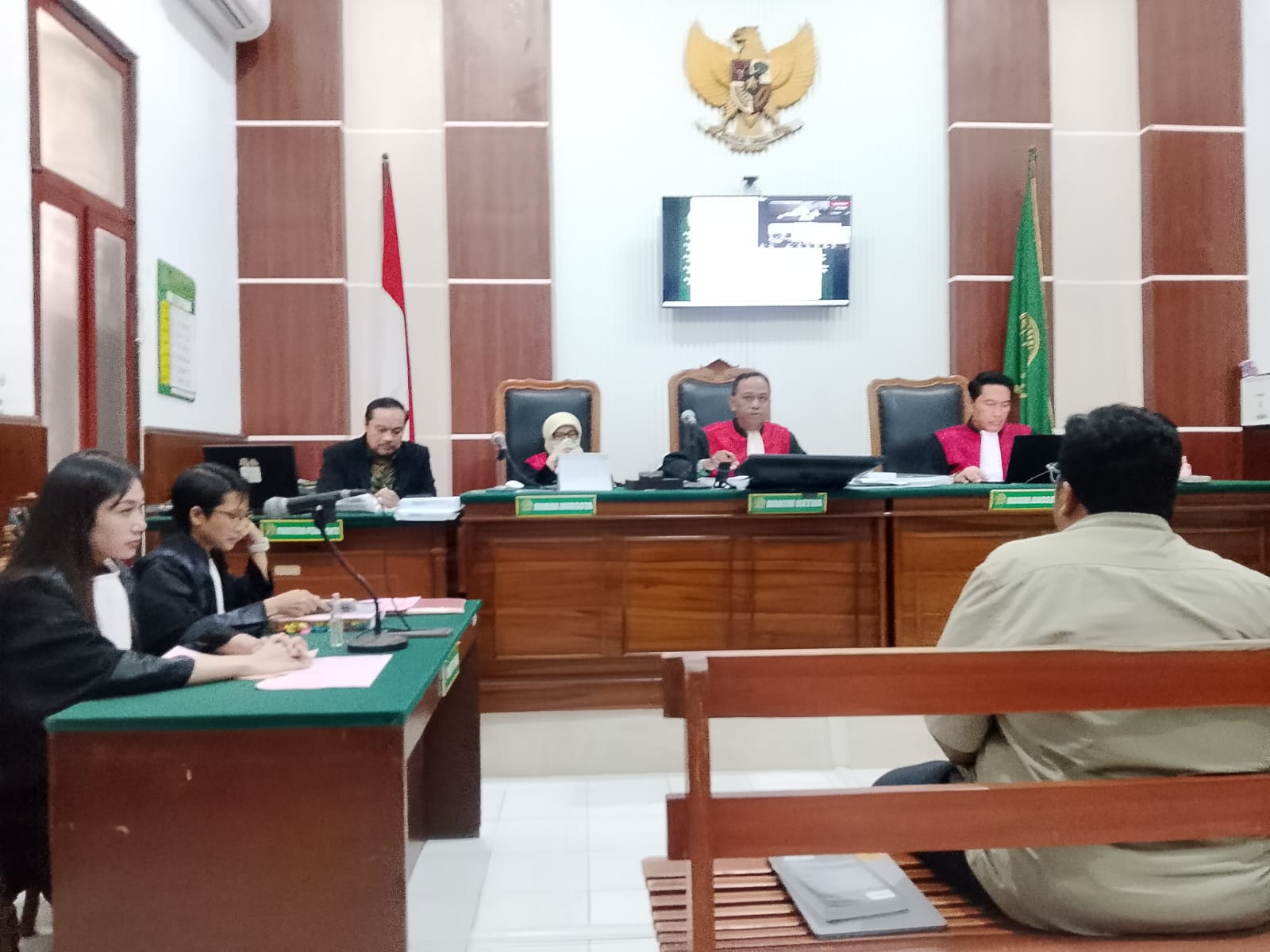 Dalam persidangan dengan agenda pemeriksaan ahli pidana dari Universitas Airlangga, Sapta Aprilia menjelaskan ketentuan Pasal 400 huruf a KUHP baru tentang perbuatan membuat atau menyuruh memasukkan keterangan palsu ke dalam surat. Menurutnya, subjek huku