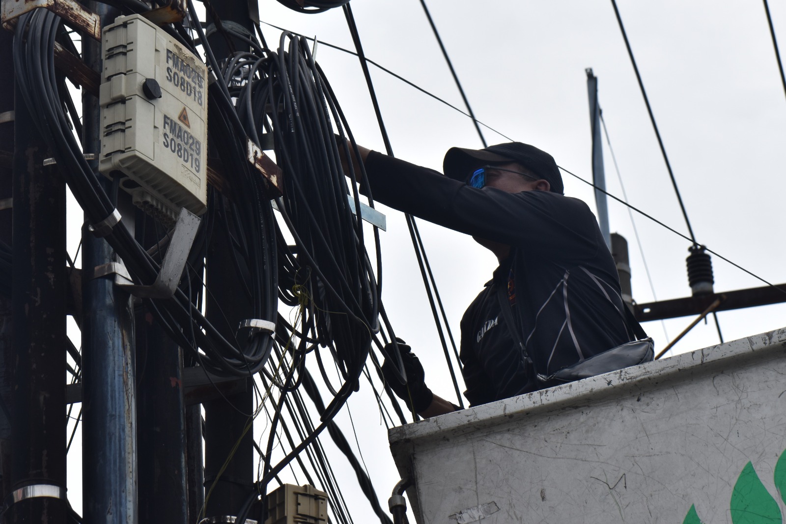Penertiban tiang kabel fiber optik bodong itu menyasar Jalan Ngaglik serta Jalan Kapas Krampung sisi selatan dan utara. Di lokasi tersebut, petugas menurunkan tiang-tiang yang berdiri tanpa perizinan, Sabtu (14/02) | MMP | dok 