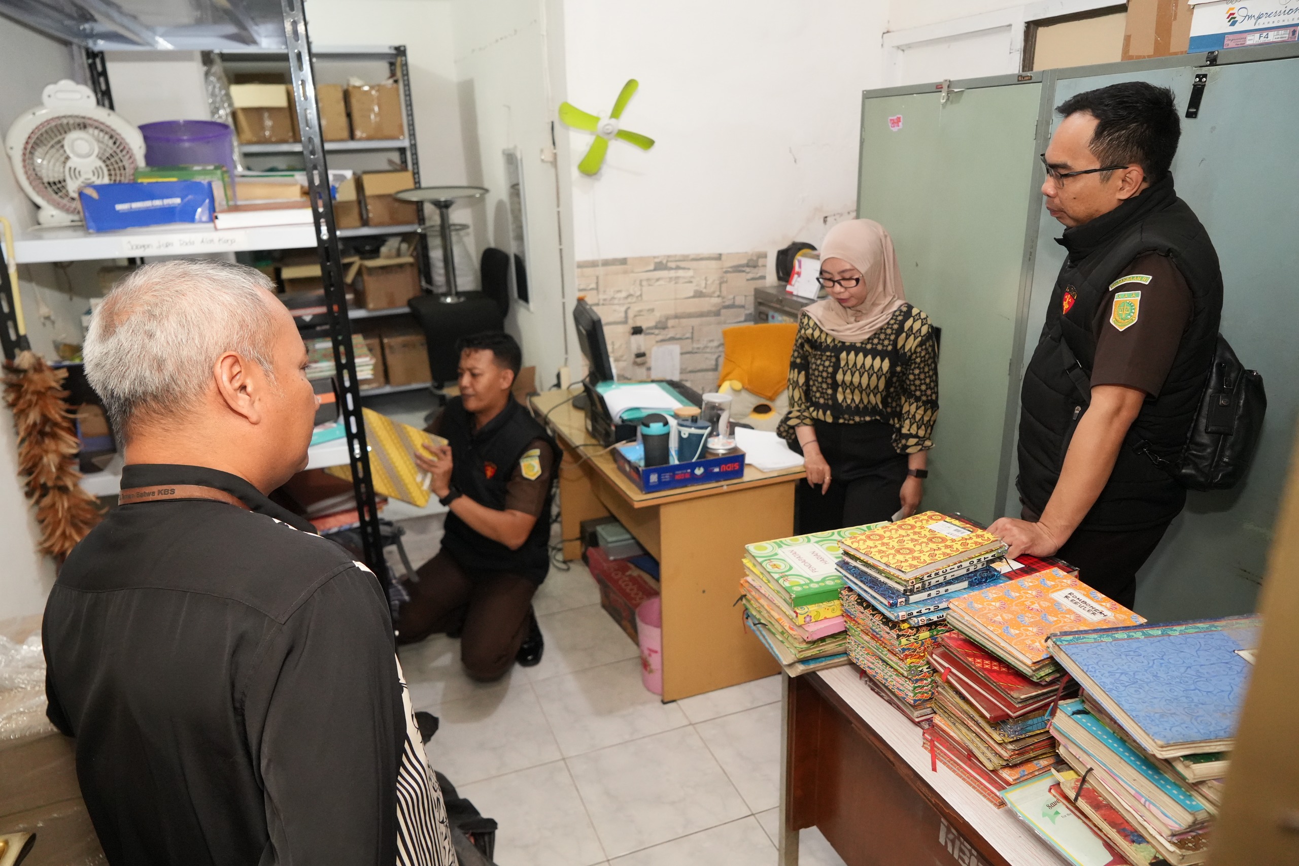 Kejati Jatim resmi menaikkan dugaan korupsi pengelolaan keuangan Perusahaan Daerah Kebun Binatang Surabaya (KBS) ke tahap penyidikan dengan penggeledahan ruang direksi | MMP | Totok Prastio