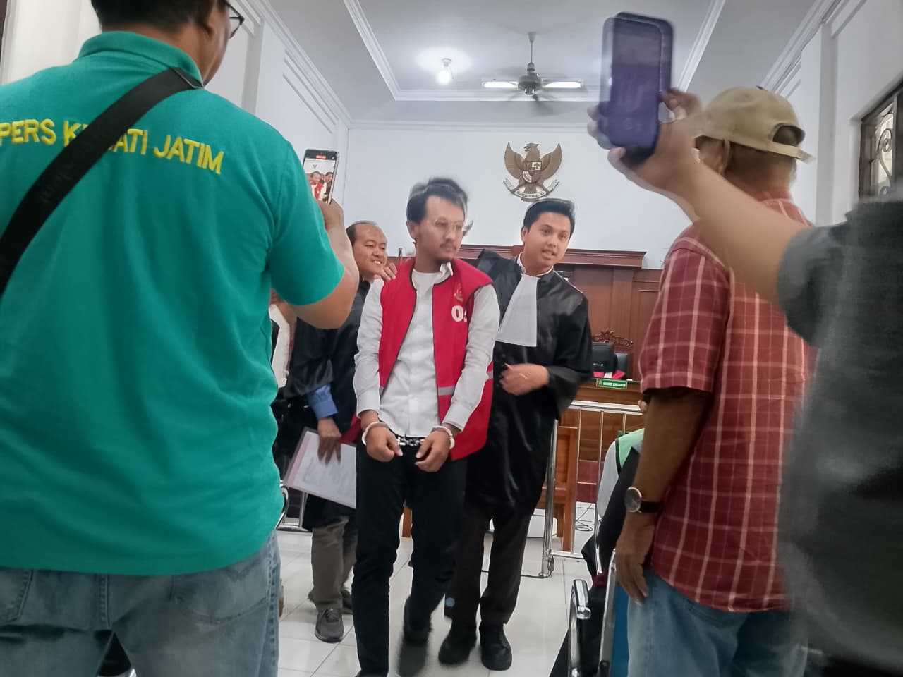 Permadi Wahyu Dwi Mariyono didakwa dugaan perusakan bangunan milik warga di kawasan Medokan Ayu, Kecamatan Rungkut, Surabaya menggunakan alat berat jenis excavator yang mengakibatkan korban merugi sekitar Rp800 juta | MMP | Totok Prastio