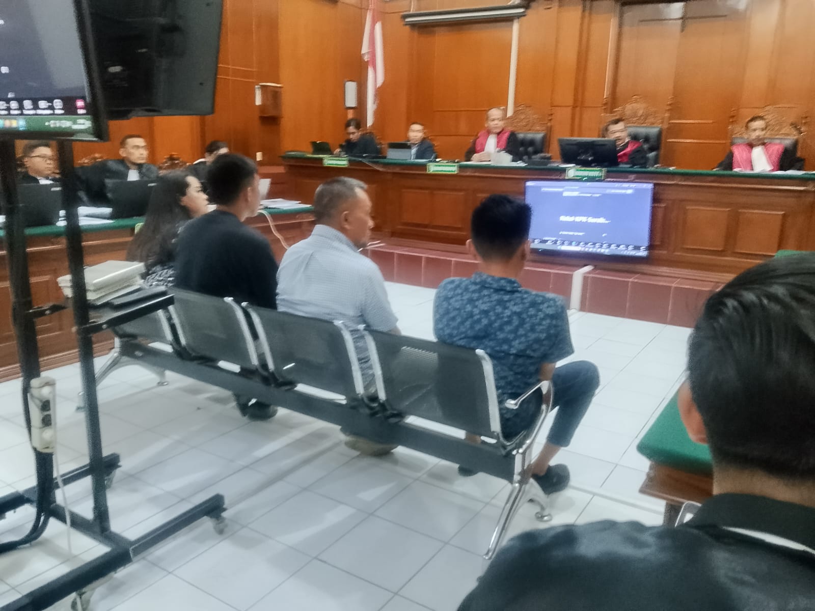 Empat saksi yang dihadirkan KPK adalah Putri Ardian Santoso, Nur Wijaya alias Femo, Sanusi, dan Moched. Dalam persidangan terungkap keterangan Putri dan suaminya, Femo, yang diketahui merupakan asisten Fujika Senna Oktavia, istri siri mendiang Kusnadi Jum