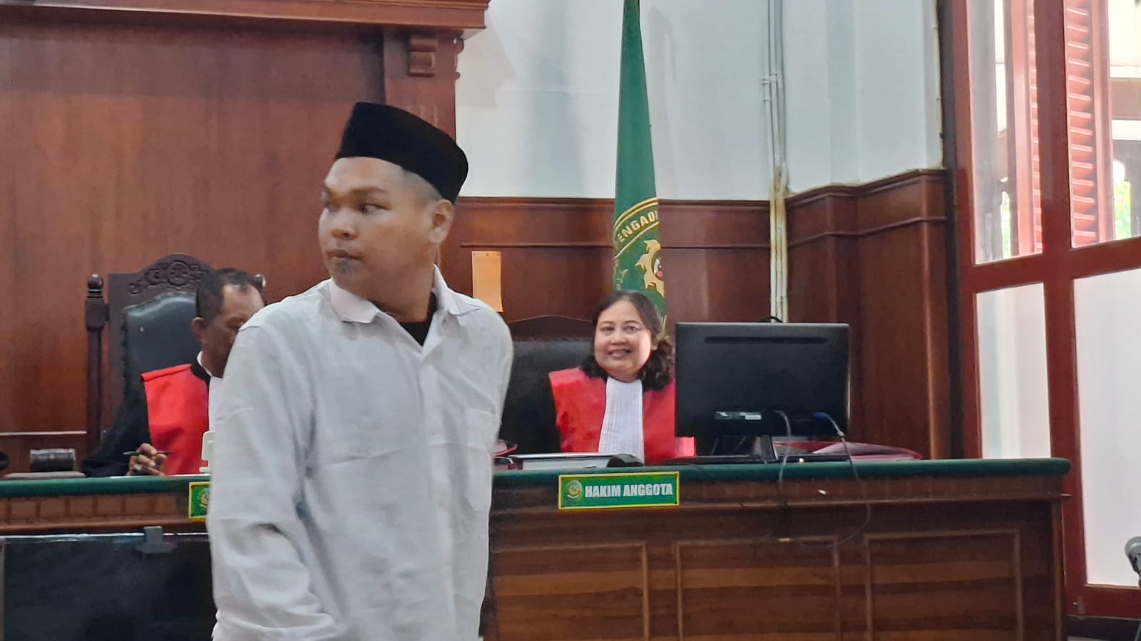 Adrian mengaku menerima upah sebesar Rp25 ribu per gram sabu yang diranjau. Selain itu, ia juga mendapatkan fasilitas biaya kos sebesar Rp1,3 juta dan uang operasional sebesar Rp300 ribu | MMP | Totok Prastio