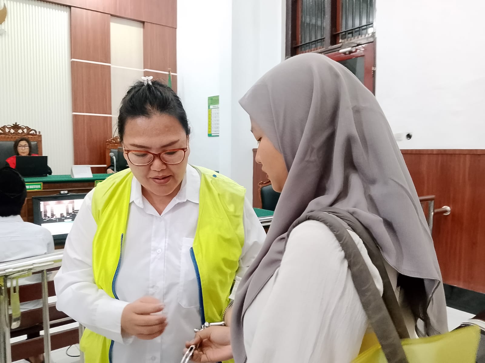 Jaksa mengungkap bahwa terdakwa Vera Mumek diduga menggunakan rekening karyawan atau pihak lain yang dicantumkan seolah-olah sebagai rekening supplier untuk menampung dana dari mitra bisnis untuk pengadaan barang kebutuhan supermarket | MMP | Totok Prasti