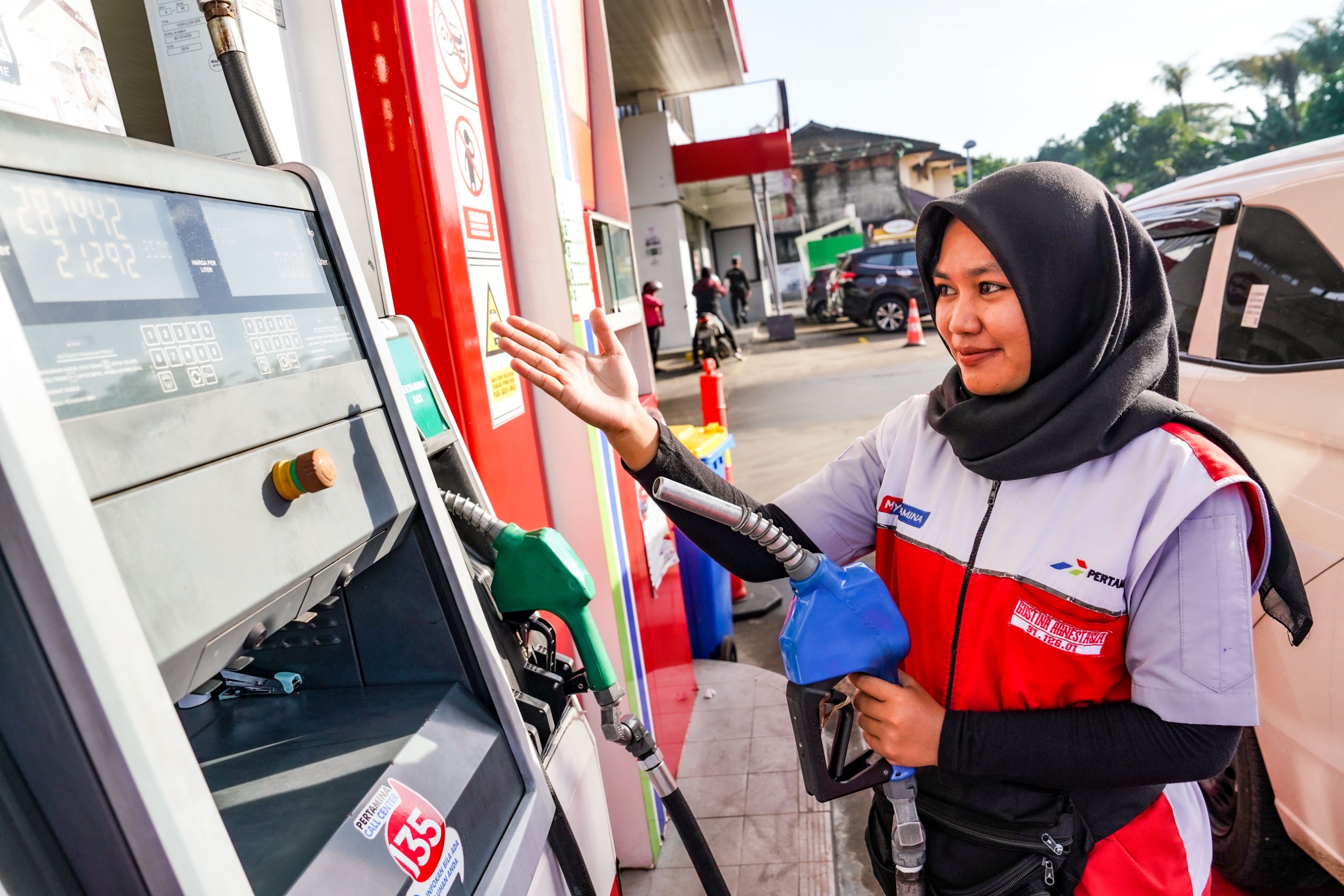Penyesuaian harga BBM Pertamina BBM nonsubsidi tercatat naik untuk seluruh jenis utama. Pertamax (RON 92) menjadi Rp12.300 per liter dari sebelumnya Rp11.800. Pertamax Green (RON 95) naik menjadi Rp12.900 per liter, sementara Pertamax Turbo (RON 98) dipat