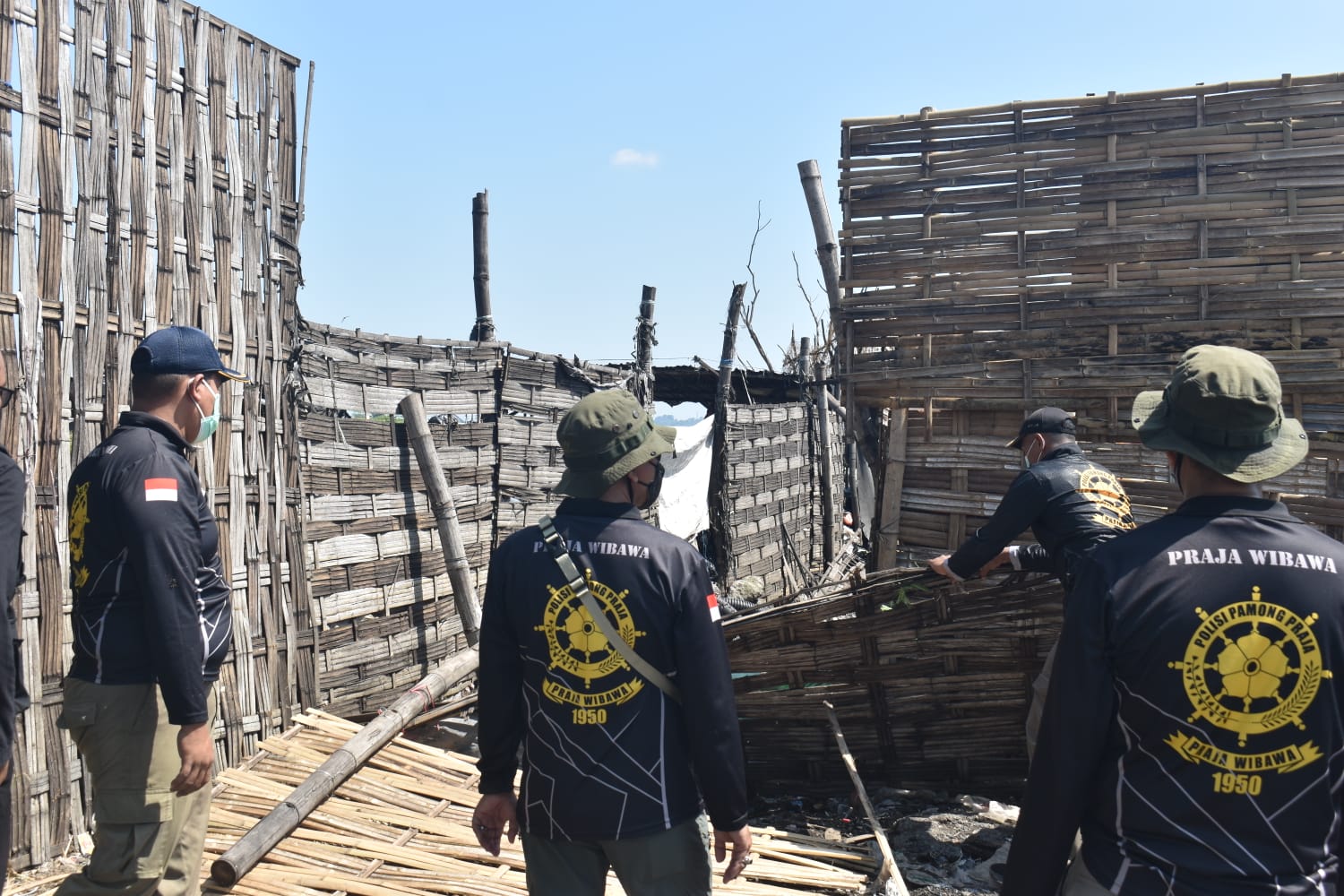 Penertiban gudang sampah ilegal ini dilakukan sebagai langkah tegas Pemkot Surabaya di sepanjang kawasan Tempat Pemrosesan Akhir (TPA) Benowo yang selama ini memicu pencemaran lingkungan | MMP | dok