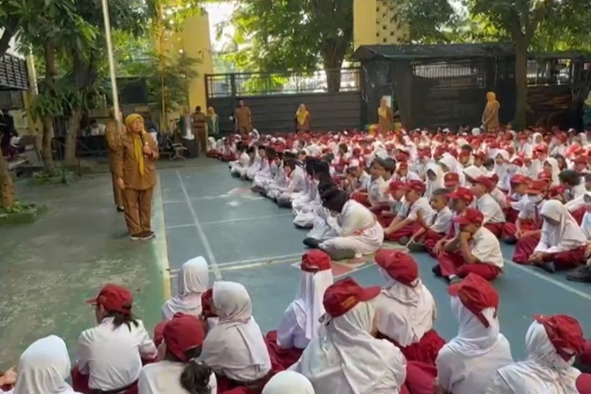 Kadispendik Kota Surabaya, Febrina Kusumawati melakukan inspeksi mendadak SDN Ketintang I Surabaya. Di hadapan para siswa usai upacara, Febrina mengingatkan siswa agar lebih bijak menggunakan gawai. Ia menilai penggunaan handphone yang berlebihan berpoten