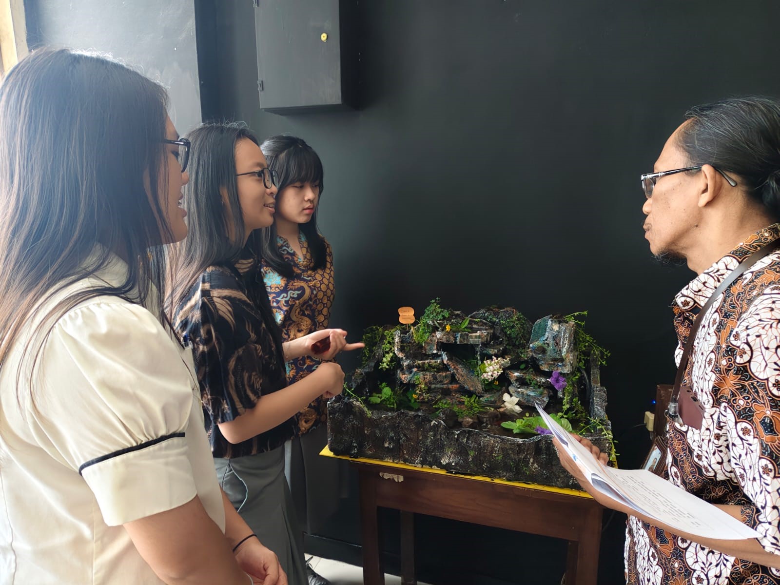 Inovasi Eco-Art Project dengan pendekatan STEAM ini, diklaim siswa dapat mengamati langsung hubungan antara komponen biotik dan abiotik, termasuk proses seperti siklus nutrien dan keseimbangan ekosistem | MMP | dok 
