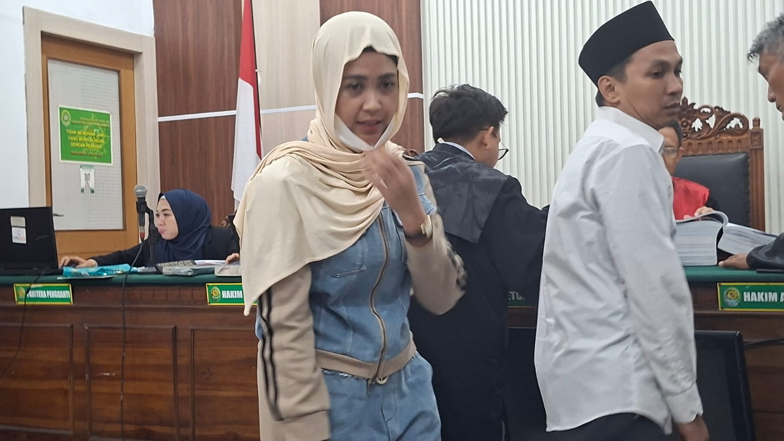 Salah satu saksi Stevany, seorang disk jockey (DJ) asal Mojokerto menjadi perhatian pewarta dalam kasus yang menjerat terdakwa Dony Adi Saputra | MMP | Totok Prastio