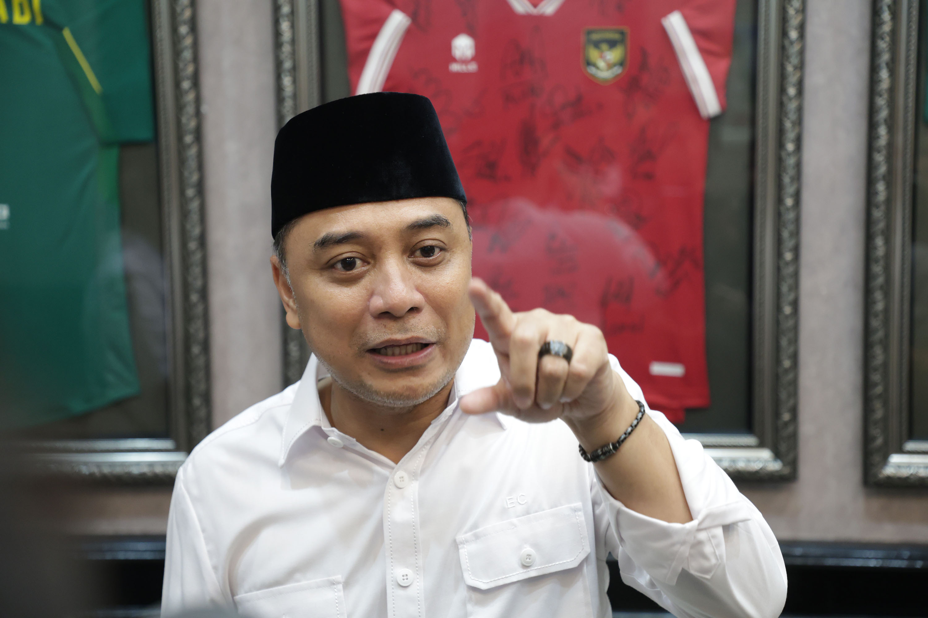 Wali Kota Surabaya Eri Cahyadi mengeluarkan Surat Edaran (SE) membatasi jenis pungutan yang dapat dilakukan pengurus RT/RW agar tidak membebani masyarakat namun hanya ada tiga jenis iuran yang diperbolehkan, yakni iuran keamanan, iuran kebersihan, serta i