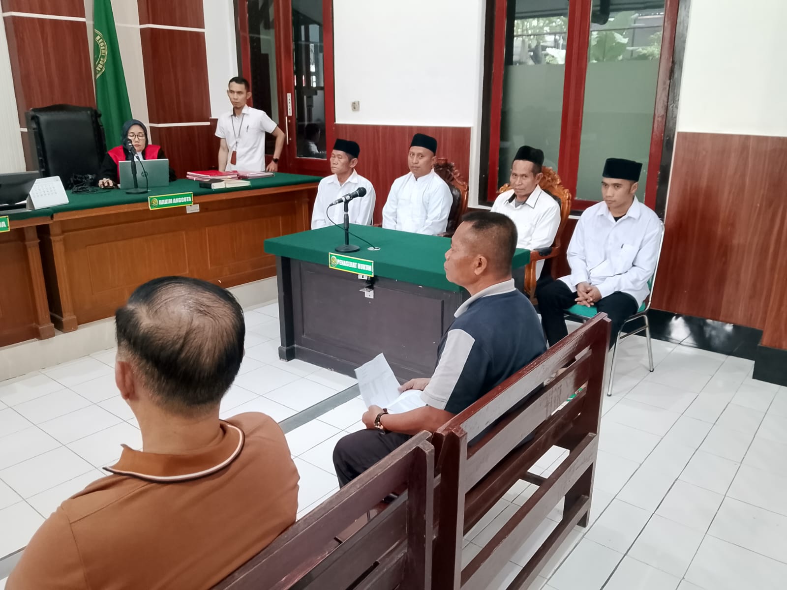 Kasus dugaan pengoplosan tabung elpiji subsidi 3 kilogram ke tabung 12 kilogram non-subsidi yang menjerat terdakwa Abd Bakri bersama dua sopirnya, Habit dan M. Saipul Abidin, serta kernet Solihin yang digelar Senin (2/3) di PN Surabaya | MMP | Totok Prast