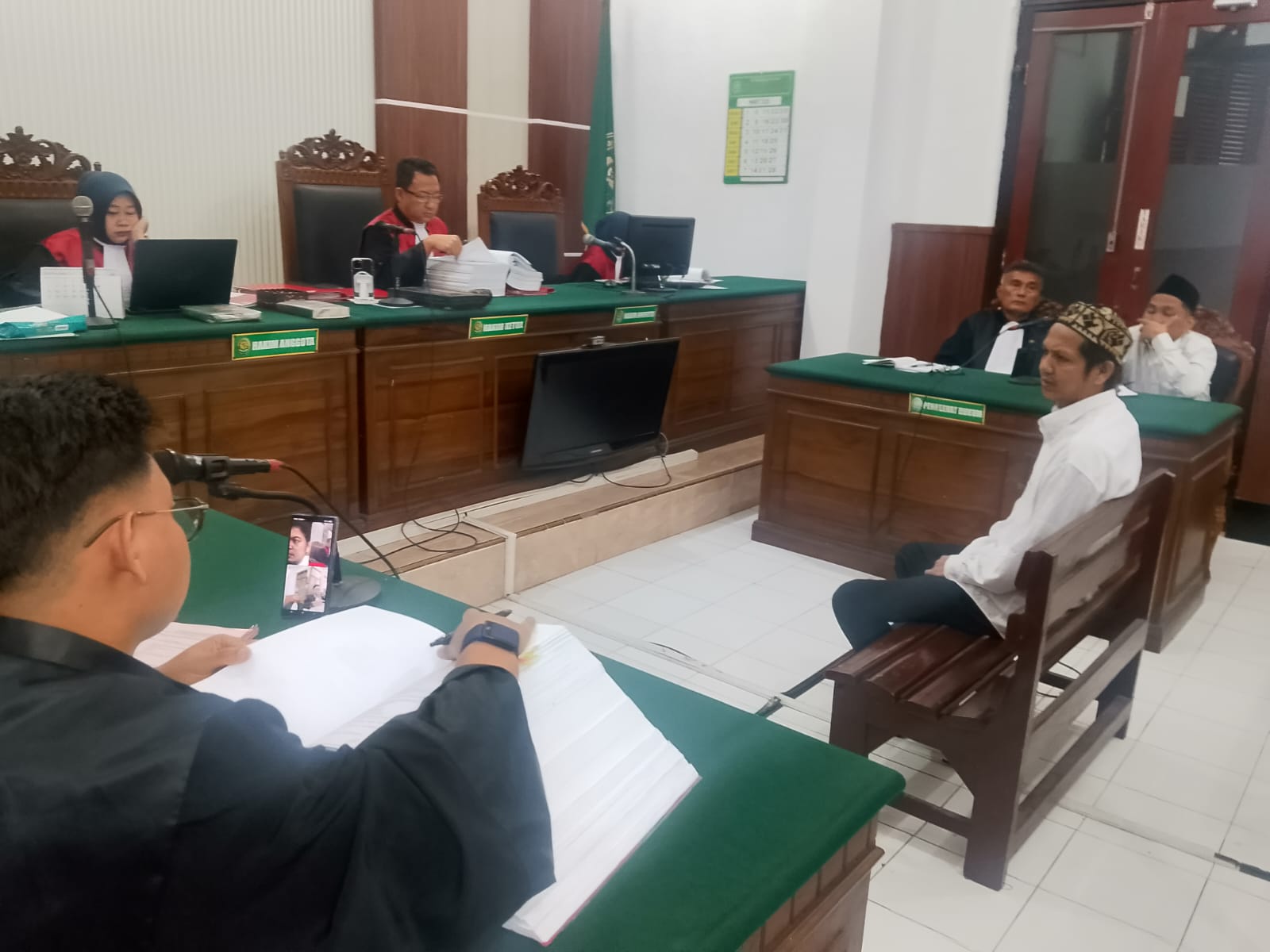 Dalam keterangan saksi Muhammad Fauzan Mahri mengaku tidak mengenal terdakwa Dony Adi Saputra. Namun, ia membenarkan bahwa dirinya pernah berperan sebagai operator sejumlah rekening bank dan kartu ATM milik beberapa orang dalam rangkaian transaksi yang se