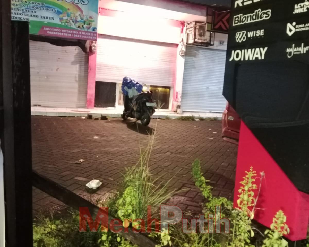 salah satu toko penjual mihol di kawasan Simokerto yang diduga masih membuka penjualan mihol saat bulan Ramadan | MMP | Abdul Ajis | Fetdi 