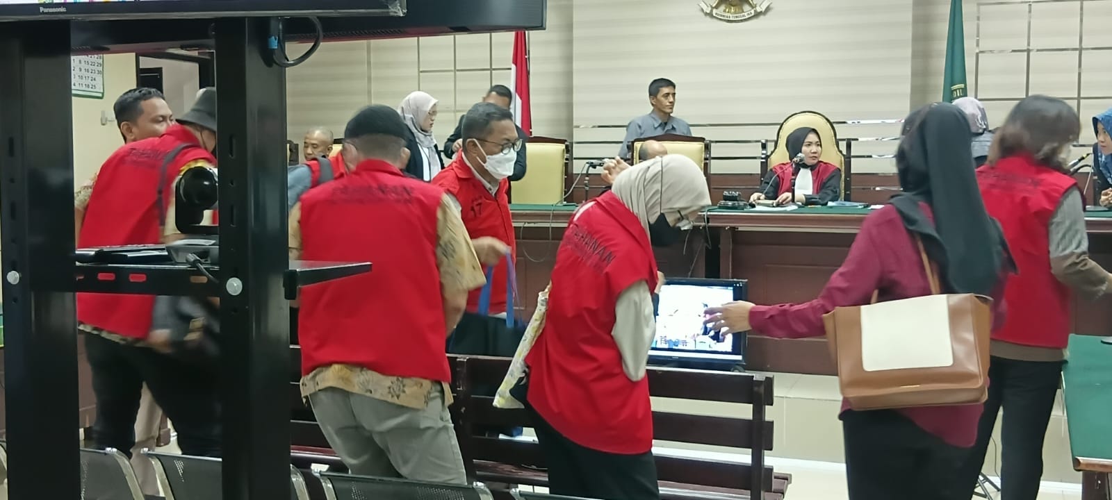 Majelis hakim menolak seluruh eksepsi yang diajukan penasihat hukum enam terdakwa kasus dugaan tindak pidana korupsi Pelindo. Dalam pertimbangannya, majelis hakim menolak dalil penasihat hukum yang menyebut surat dakwaan batal demi hukum serta menganggap 