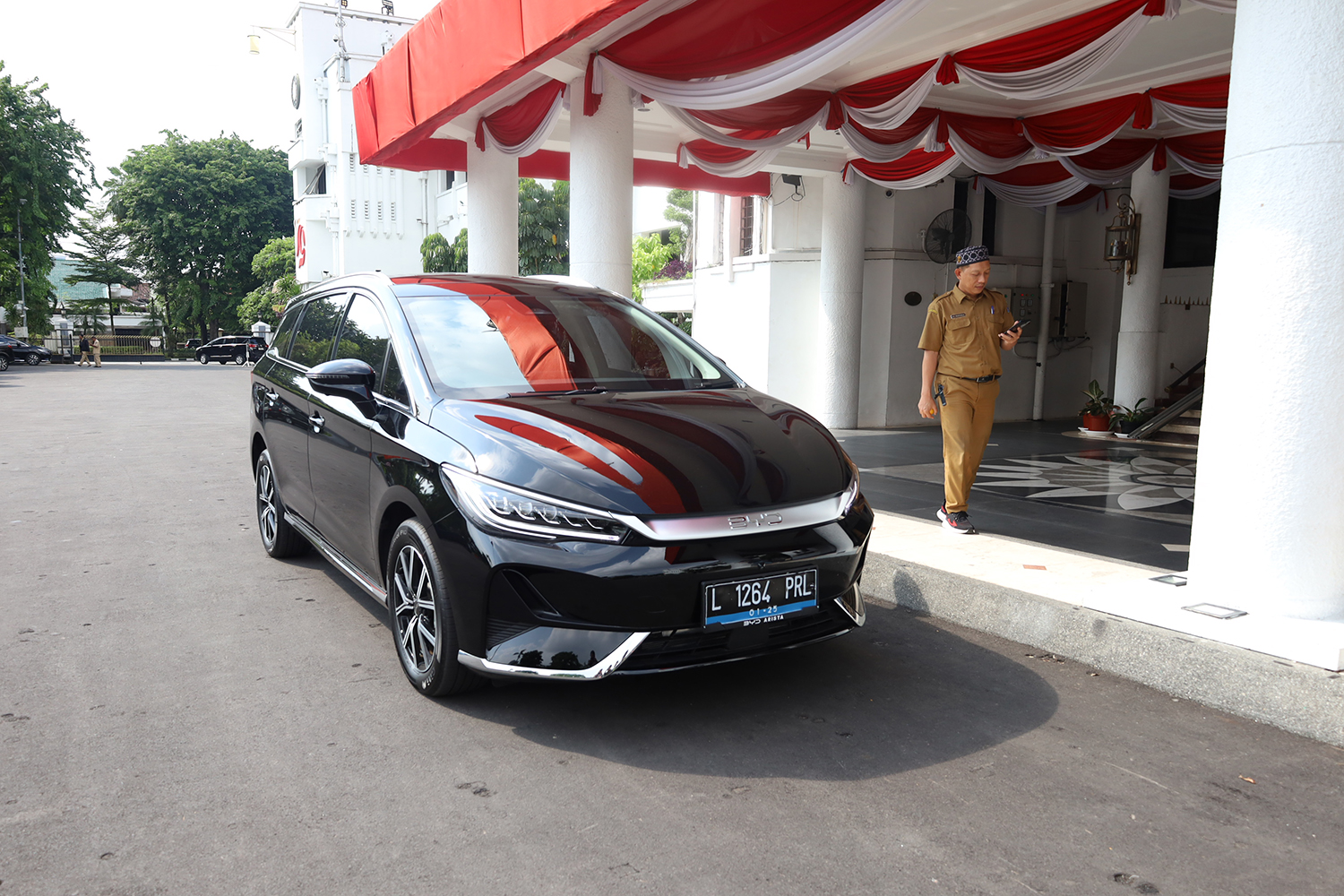 Pemkot Surabaya mulai mengalihkan kendaraan operasional kepala perangkat daerah ke kendaraan listrik dengan sistem sewa. Penggunaan kendaraan listrik diklaim mampu menekan biaya operasional, khususnya konsumsi BBM, secara signifikan | MMP | dok pemkot