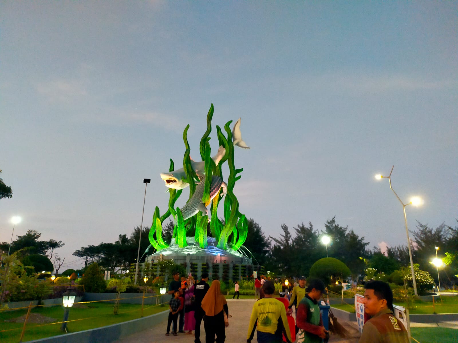 Camat Bulak Kota Surabaya, Hudaya, menegaskan seluruh aktivitas penataan parkir dan penertiban di kawasan Jalan Pantai Kenjeran dilakukan sesuai prosedur, Ia memastikan, pada saat peristiwa yang diberitakan terjadi, petugas kecamatan bersama unsur terkait