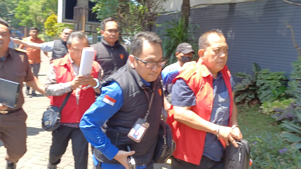Kejati Jatim menetapkan tiga tersangka diduga terlibat dalam praktik pungutan liar hingga pemerasan dalam proses penerbitan izin di lingkungan Dinas ESDM Jatim.Ketiganya yakni Kadis ESDM Jatim Aris Mukiyono, Ony Setiawan (Kabid Pertambangan Dinas ESDM Jat