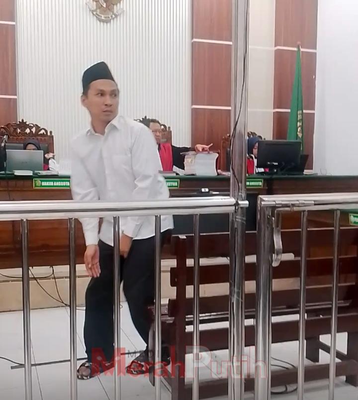 Terdakwa Dony Adi Saputra usai mengikuti sidang lanjutan yang digelar, Senin (13/4/2026) di PN Surabaya. yang menjerat atas dugaan tindak pidana pencucian uang (TPPU) terkait narkotika senilai Rp37 miliar | MMP | Totok Prastio