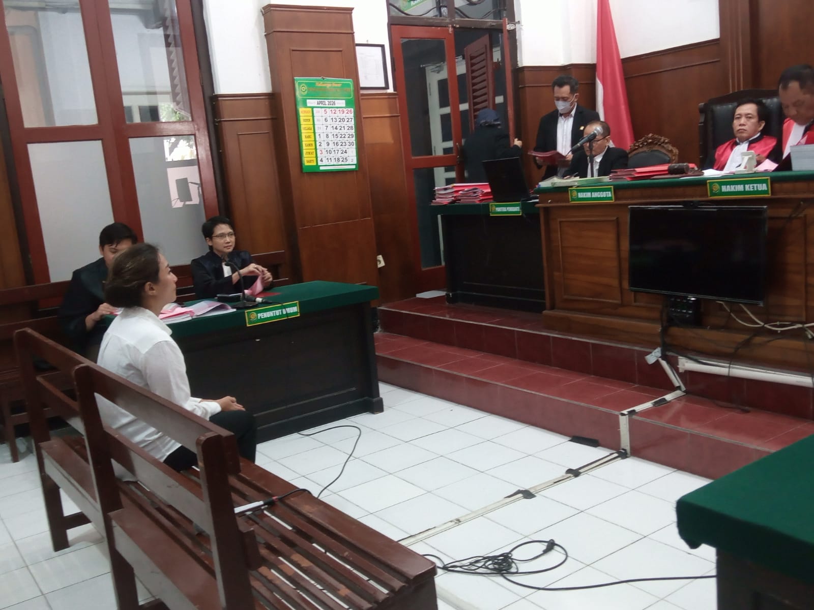 Jaksa Penuntut Umum (JPU) mendakwa terdakwa Dina Marisa diduga secara melawan hukum menguasai dana milik para korban dengan total mencapai sekitar Rp5,6 miliar dalam perkara dugaan kegiatan impor fiktif | MMP | Totok Prastio 