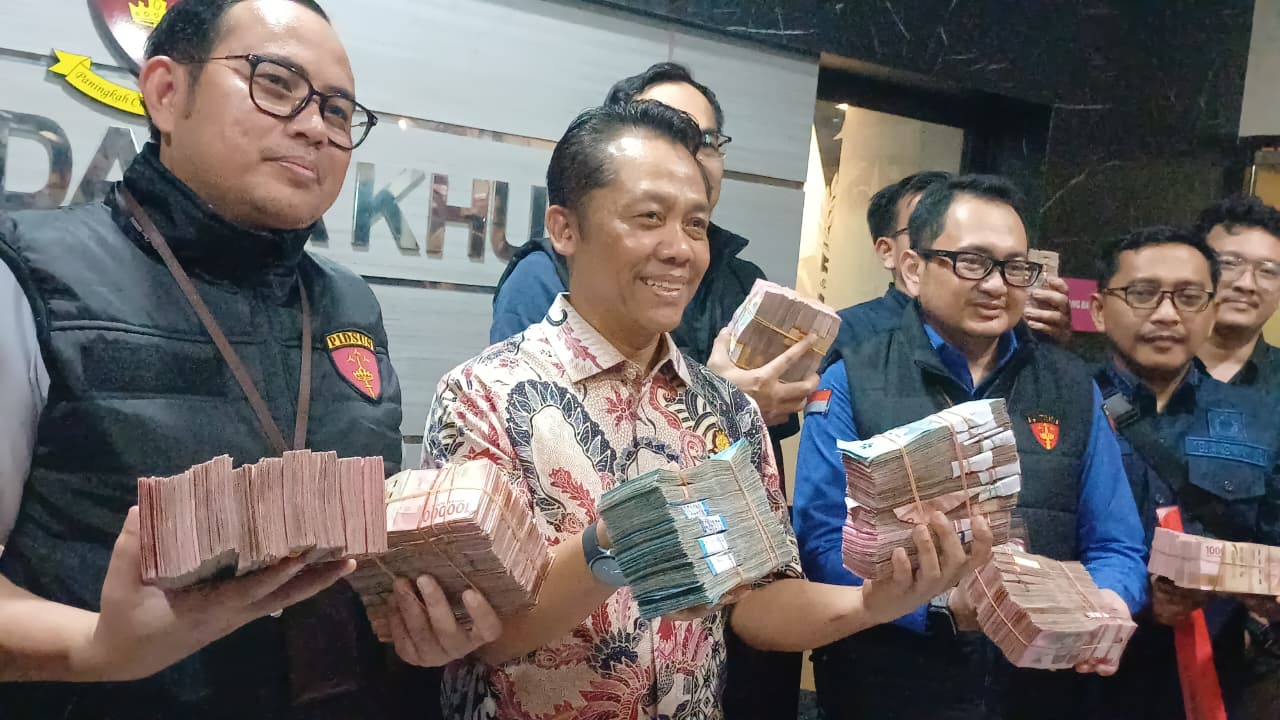 Penyidik Tindak Pidana Khusus Kaejati Jatim telah menyita uang sebesar Rp707 juta yang diduga hasil pungli dibagikan secara rutin kepada sekitar 19 pegawai atas arahan tersangka AM selaku Kepala Dinas ESDM Jatim | MMP | Totok Prastio 