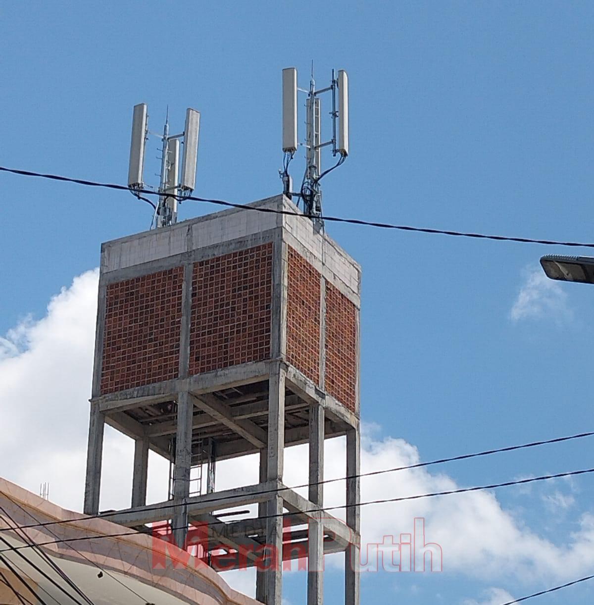 Kondisi terkini pembangunan menara Base Transceiver Station (BTS) di Jalan Wonokusumo, Kecamatan Semampir, Surabaya, Selasa (14/4/2026), masih menunjukkan adanya aktivitas di lokasi proyek. Padahal, Dinas Perumahan Rakyat dan Kawasan Permukiman serta Pert