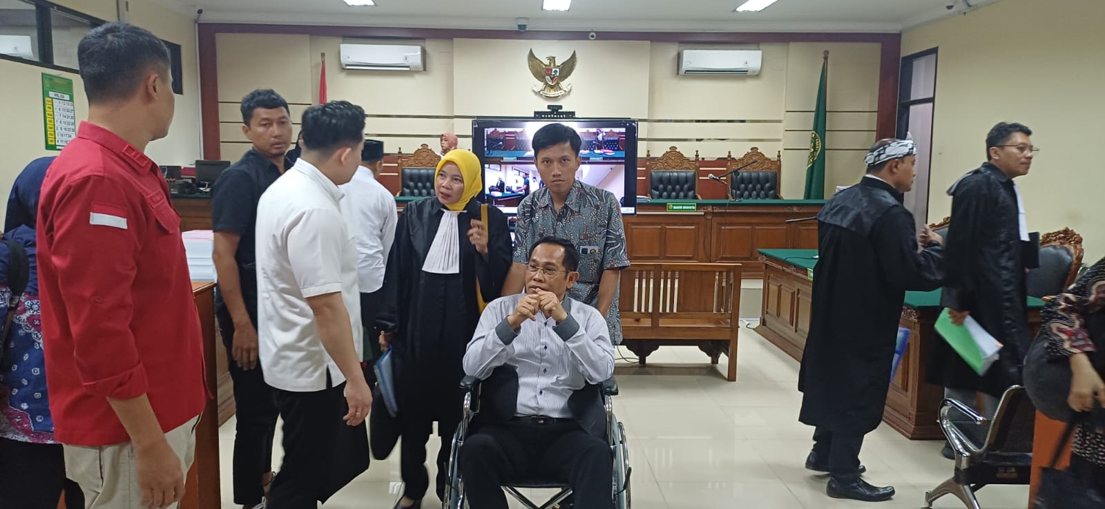 Terdakwa Hudiono, yang saat itu menjabat sebagai Kepala Bidang SMK sekaligus Pejabat Pembuat Komitmen (PPK) di Dinas Pendidikan Provinsi Jatim hadir mengikuti persidangan, Rabu (01/04) tanpa dilakukan penahanan oleh Jaksa Penuntut Umum (JPU) | MMP | Totok