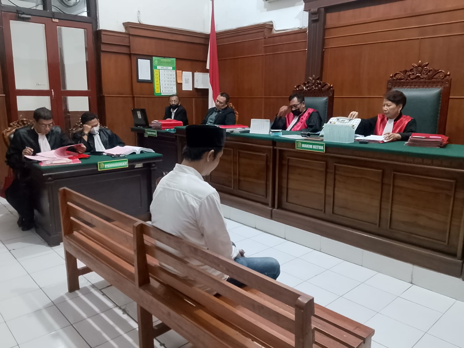 JPU R. Ocky Selo Handoko dalam sidang yang digelar di Ruang Sari 1 menyatakan bahwa terdakwa terbukti secara sah dan meyakinkan melakukan tindak pidana membantu pencurian tembaga milik PT Telkom Indonesia yang terjadi pada Selasa, 14 Oktober 2025 di Jalan