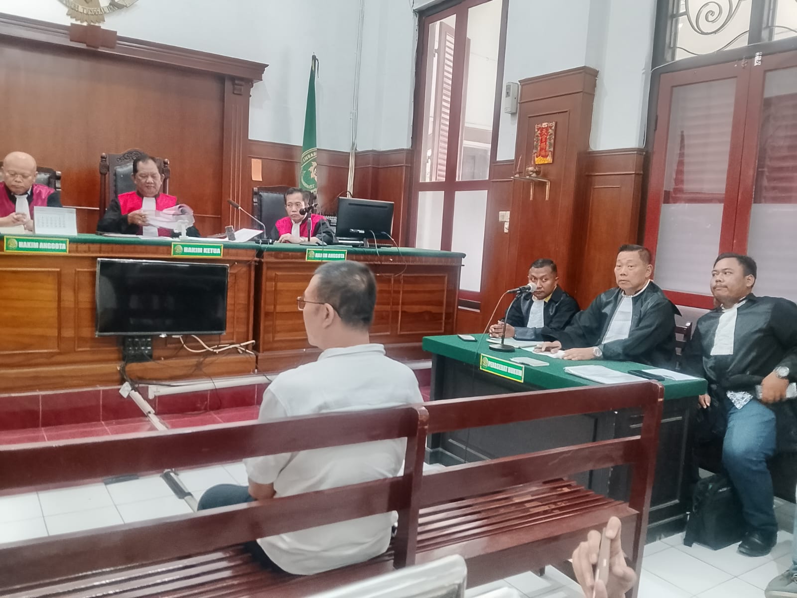 Terdakwa Samuel Ardi Kristanto didakwa melakukan kekerasan secara bersama-sama terhadap seorang perempuan lanjut usia, Nenek Elina hingga menyebabkan luka fisik dan trauma psikis yang terjadi pada 6 Agustus 2025 sekitar pukul 09.00 WIB. Saat itu, korban b