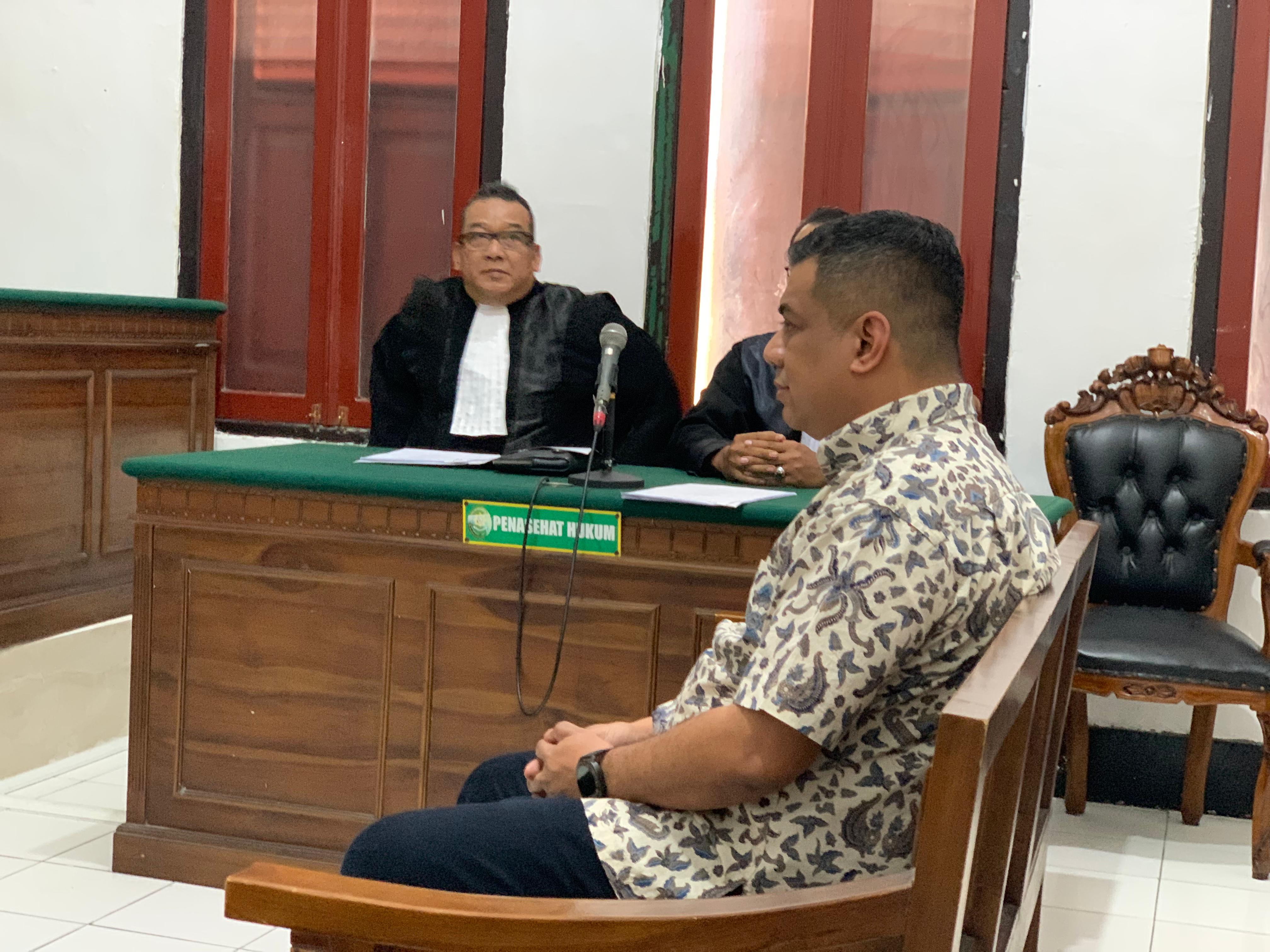 Status penahanan terdakwa Mochamad Wildan menjadi sorotan pasalnya Wildan tidak ditahan dalam perkara dugaan merekayasa akta jual beli kapal senilai Rp5 miliar Perkara ini juga mengemuka di tengah isu dugaan pengawalan oleh Asisten Tindak Pidana Umum (Asp
