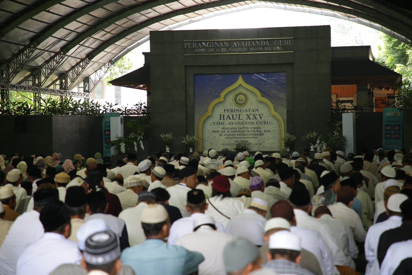 Peringatan Haul ke-25 Maulana Sayyidi Syaikh Prof. Dr. H. Kadirun Yahya Muhammad Amin, MSc, yang berlangsung di Surau Qutubul Amin (SQA), Arco, Duren Seribu, Depok, berhasil menarik perhatian ribuan jamaah yang datang dari berbagai penjuru Indonesia. Acar