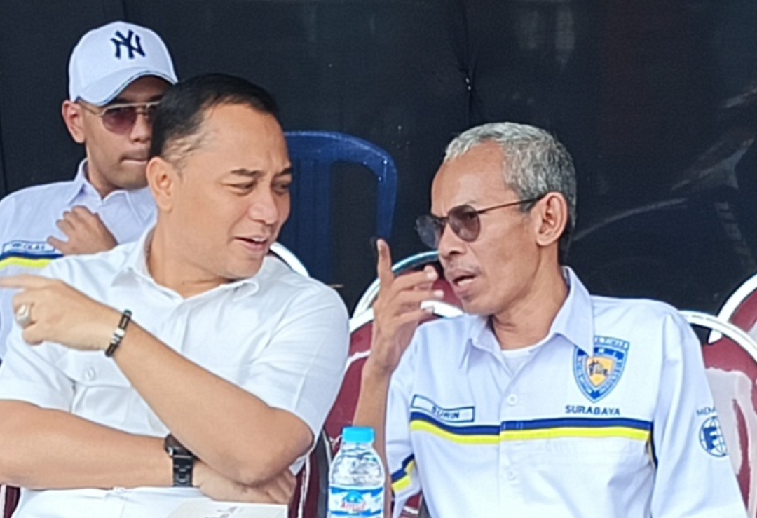 Ketua IMI Kota Surabaya, Samsurin berdiskusi langsung dengan Wali Kota Eri Cahyadi dalam ajang Sirkuit Bung Tomo yang diselenggarakan pada 30–31 Mei. Event ini menghadirkan berbagai kompetisi otomotif, mulai dari drag bike, drag race, hingga kontes modifi