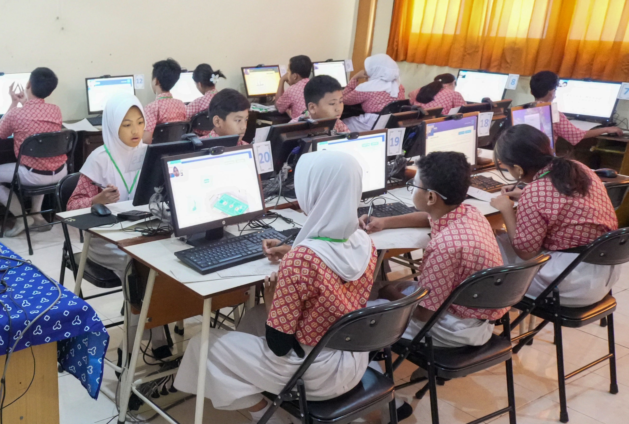 Skema baru dalam proses Sistem Penerimaan Murid Baru (SPMB) tahun ini, khususnya pada jalur prestasi akademik. Mengharuskan Tes Kompetensi Akademik (TKA) menjadi bagian dari seleksi, dengan bobot 40 persen, sedangkan nilai rapor akan menyumbang 60 persen 