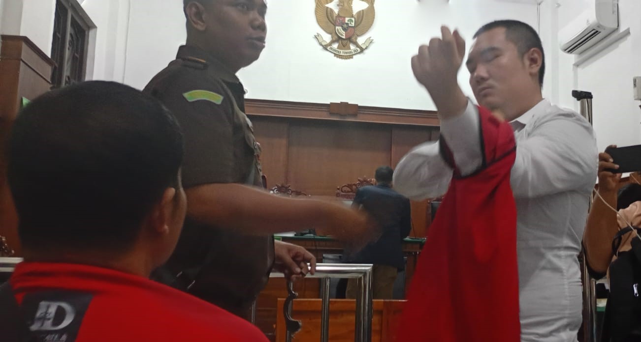 Terdakwa Kristianto Kurniawan diduga mengemudikan mobil dalam kondisi kurang fokus. Bahkan, muncul dugaan Kristianto sempat mengonsumsi minuman beralkohol ringan sebelum berkendara | MMP | Totok Prastio 