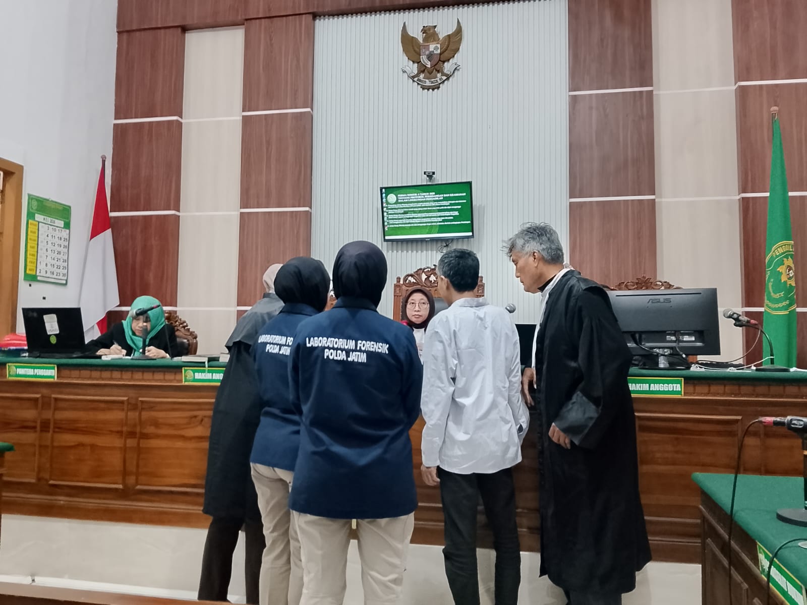 Jaksa Penuntut Umum menghadirkan dua saksi dari Laboratorium Forensik Polda Jawa Timur, Titin Ernawati dan Filantari Cahyani. Kedua saksi menjelaskan bahwa barang bukti telah diuji menggunakan metode uji warna dan alat deteksi, dan terbukti mengandung kri
