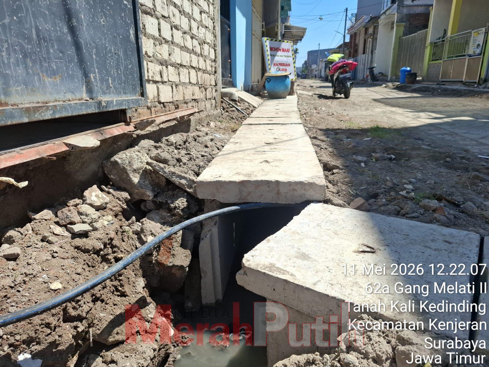 Beberapa titik proyek saluran drainase di Kalilom Lor Indah Gang Melati II mengalami kerusakan di sekitar pemasangan U-Ditch dan belum diperbaiki | MMP | dok 