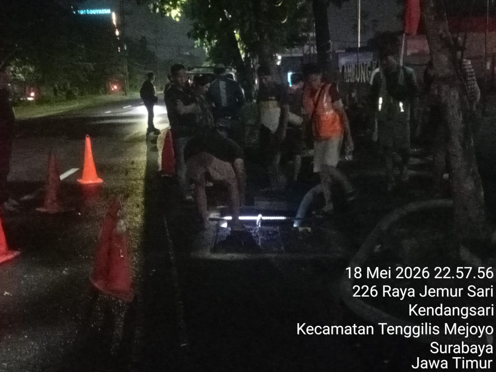 Pekerja PT. Putri Ratu Mandiri sudah langsung 'action' setelah dapat surat dari DSDABM Kota Surabaya di Jalan Raya Jemursari pada malam hari, (20/5/2026) | MMP | dok