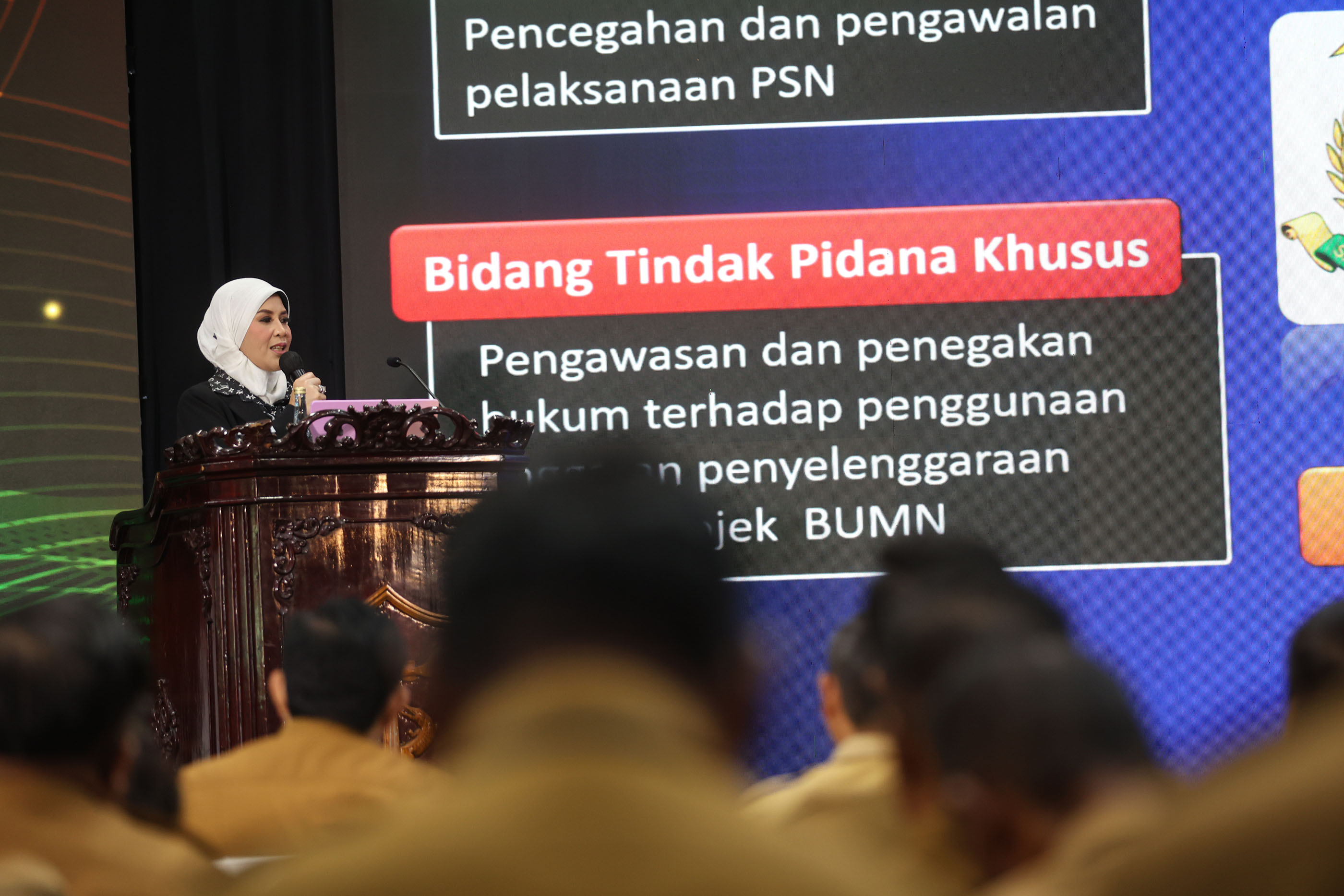 Prof. Mia Amiati dalam studium generale bertajuk “Pencegahan Korupsi dan Perbaikan Tata Kelola Pemerintahan” di Gedung Sawunggaling, Senin (18/5/2026) memberikan masukan terkait pelaksanaan program-program Pemkot Surabaya. Dalam paparan beliau, disampaika