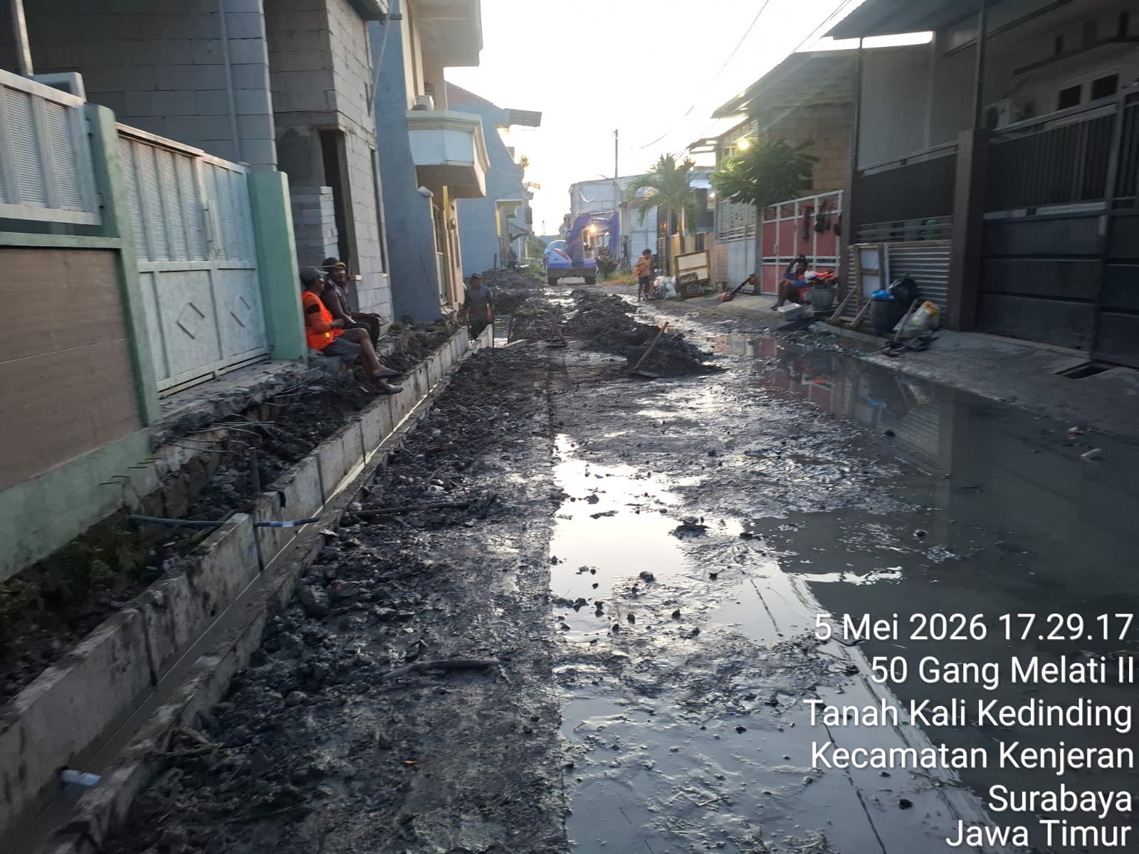 Kondisi proyek paving di Jalan Kalilom Lor Indah Gang Melati II, Kecamatan Kenjeran, Surabaya, terlihat berlumpur dan tergenang air saat proses pengerjaan berlangsung. Situasi tersebut dinilai tidak memenuhi kaidah estetika maupun standar pelaksanaan peke