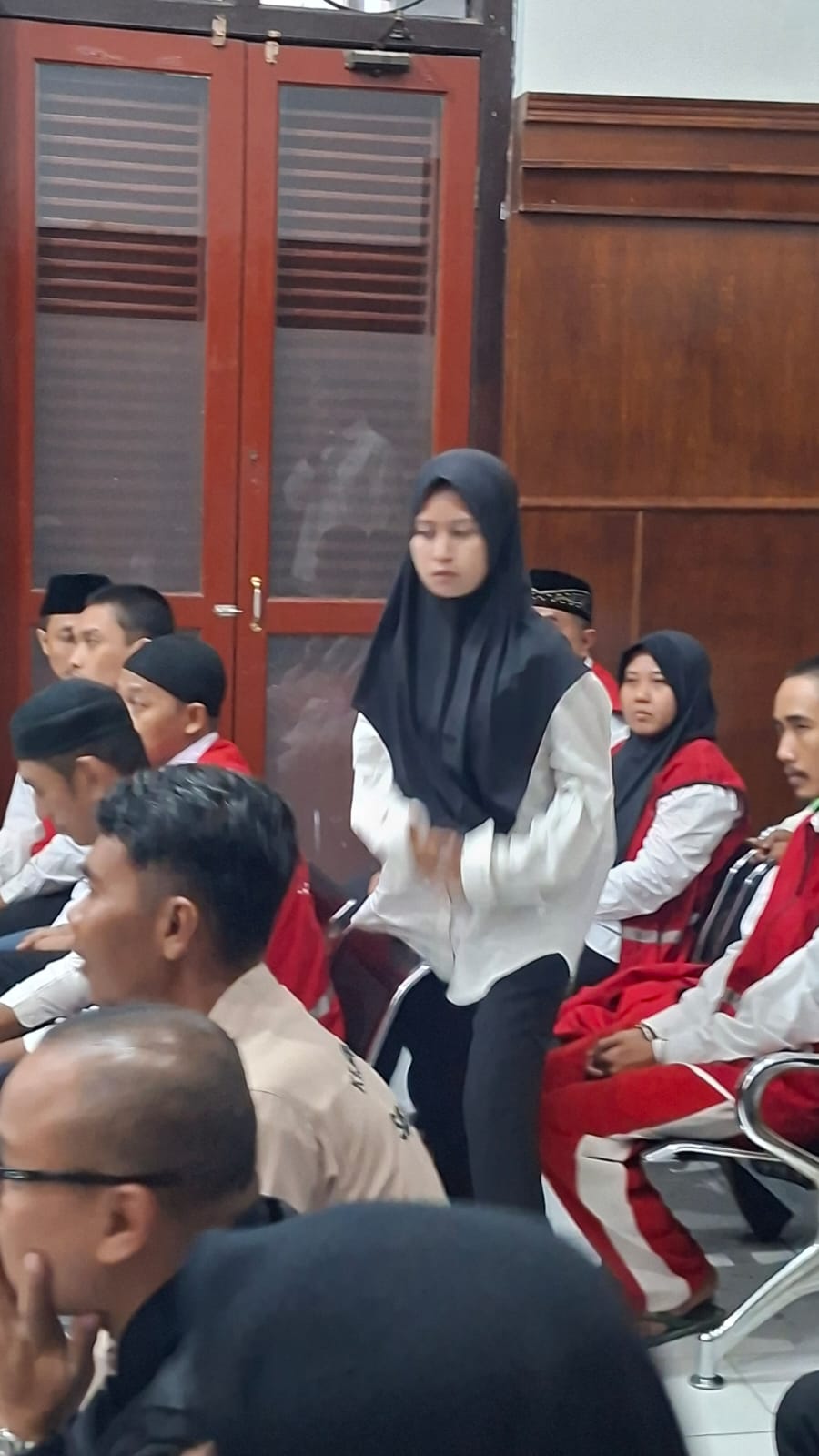 Terdakwa Nur Hasannah Prasetya menjalani sidang perdana kasus dugaan pencurian uang senilai Rp1,285 miliar di Pengadilan Negeri Surabaya. Terapis spa tersebut diduga memanfaatkan kartu ATM milik korban untuk melakukan sejumlah transfer dana tanpa sepenget
