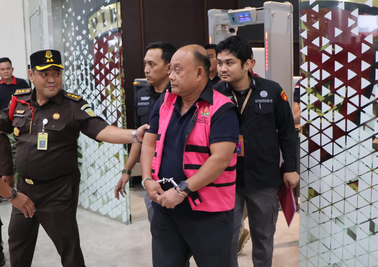 Dadan Hindayana eks Kepala Badan Gizi Nasional (BGN) ditetapkan tersangka kasus dugaan korupsi program Makan Bergizi Gratis (MBG) tahun 2025–2026. Penetapan tersangka oleh Kejaksaan Agung dilakukan sehari setelah Presiden Prabowo Subianto mencopot Dadan H