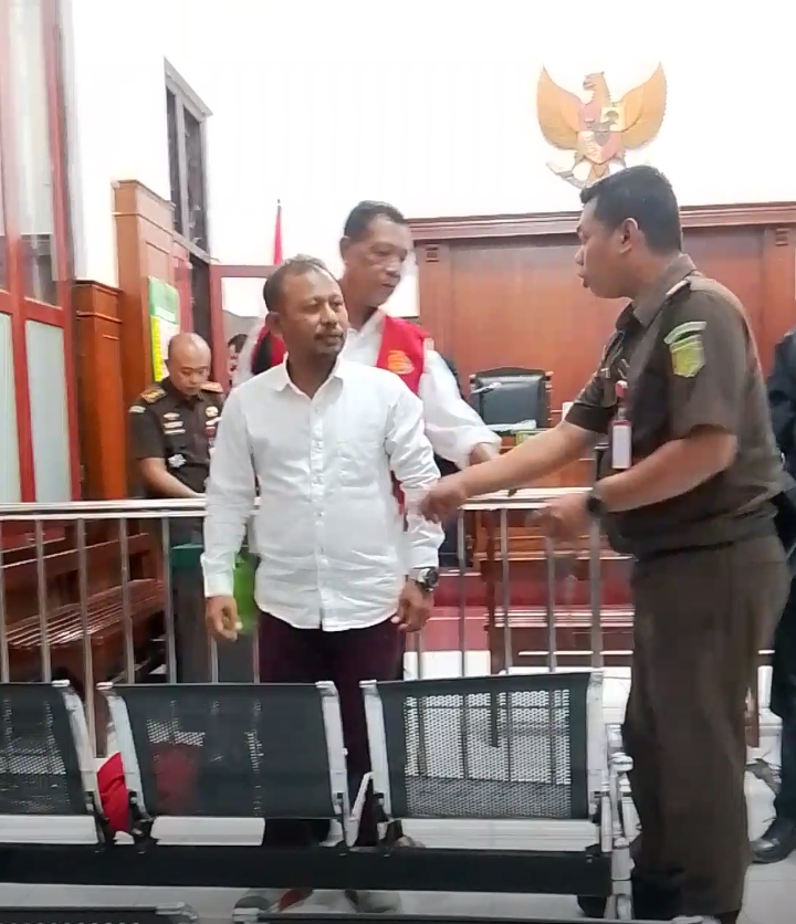 Dua terdakwa, Mohammad Yasin dan Sugeng Yulianto usai mengikuti sidang tuntutan di Ruang Tirta Pengadilan Negeri Surabaya, Kamis (25/6) yang langsung dibacakan Kepala Seksi Tindak Pidana Umum Ida Bagus Putu Widnyana. Keduanya dituntut pidana penjara masin