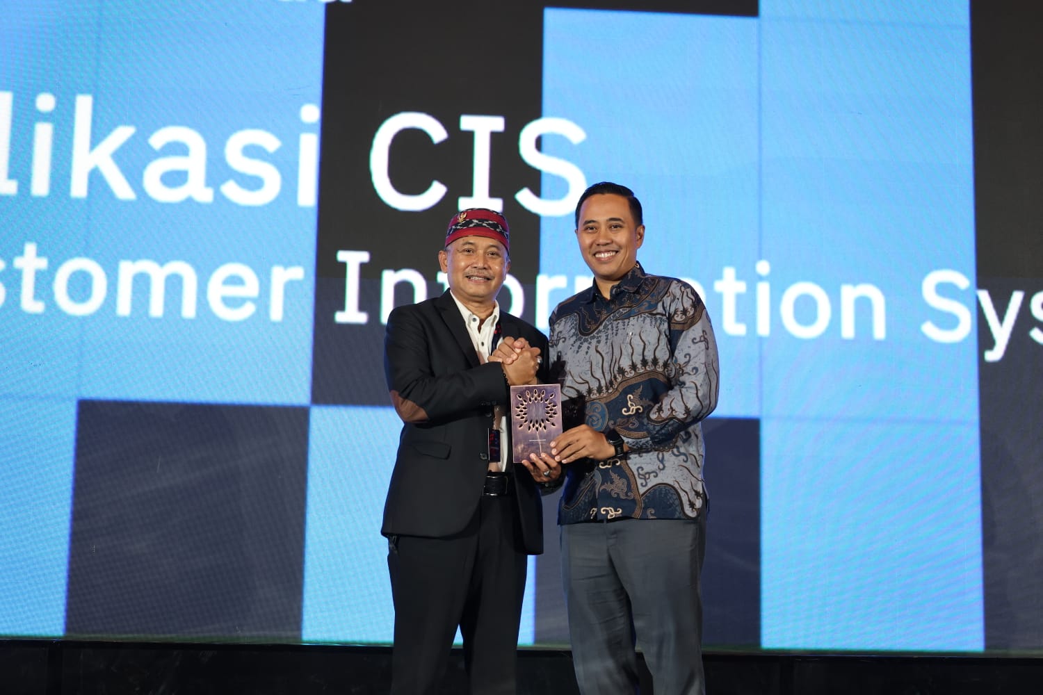 Manajer Tata Usaha dan Humas PAM Surya Sembada, Andilun Gatu, menerima langsung penghargaan sebagai Badan Usaha Terbaik dalam Tata Kelola Layanan Berbasis Data pada ajang Cita Loka Fest 2026 yang digelar di Hotel Aryaduta Menteng. Penghargaan tersebut dib