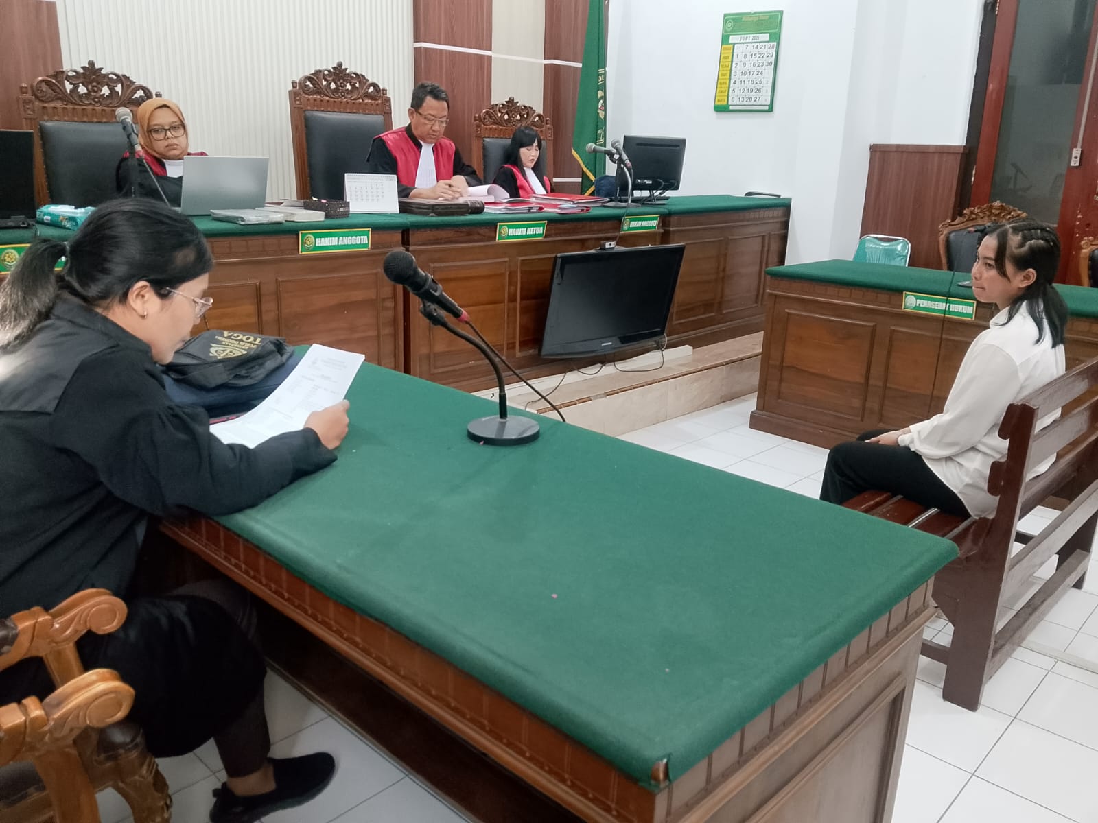 Jaksa menyebut terdakwa Rachmawati Puspita diduga menawarkan atau memberikan kesempatan kepada masyarakat untuk mengakses perjudian daring melalui unggahan promosi di media sosial, Senin (02/06) | MMP | Totok Prastio 
