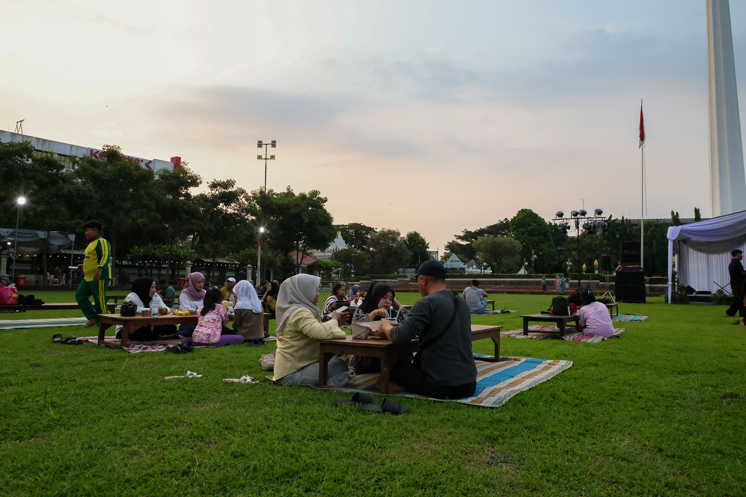 Antusias warga di tengah atmosfer senja, stan-stan kuliner tradisional sembari menikmati kue Rangin, Putu, hingga Semanggi Suroboyo, makanan-makanan tempo dulu ini ditampilkan berdampingan dengan inovasi modern, memberi pengalaman rasa yang unik bagi anak