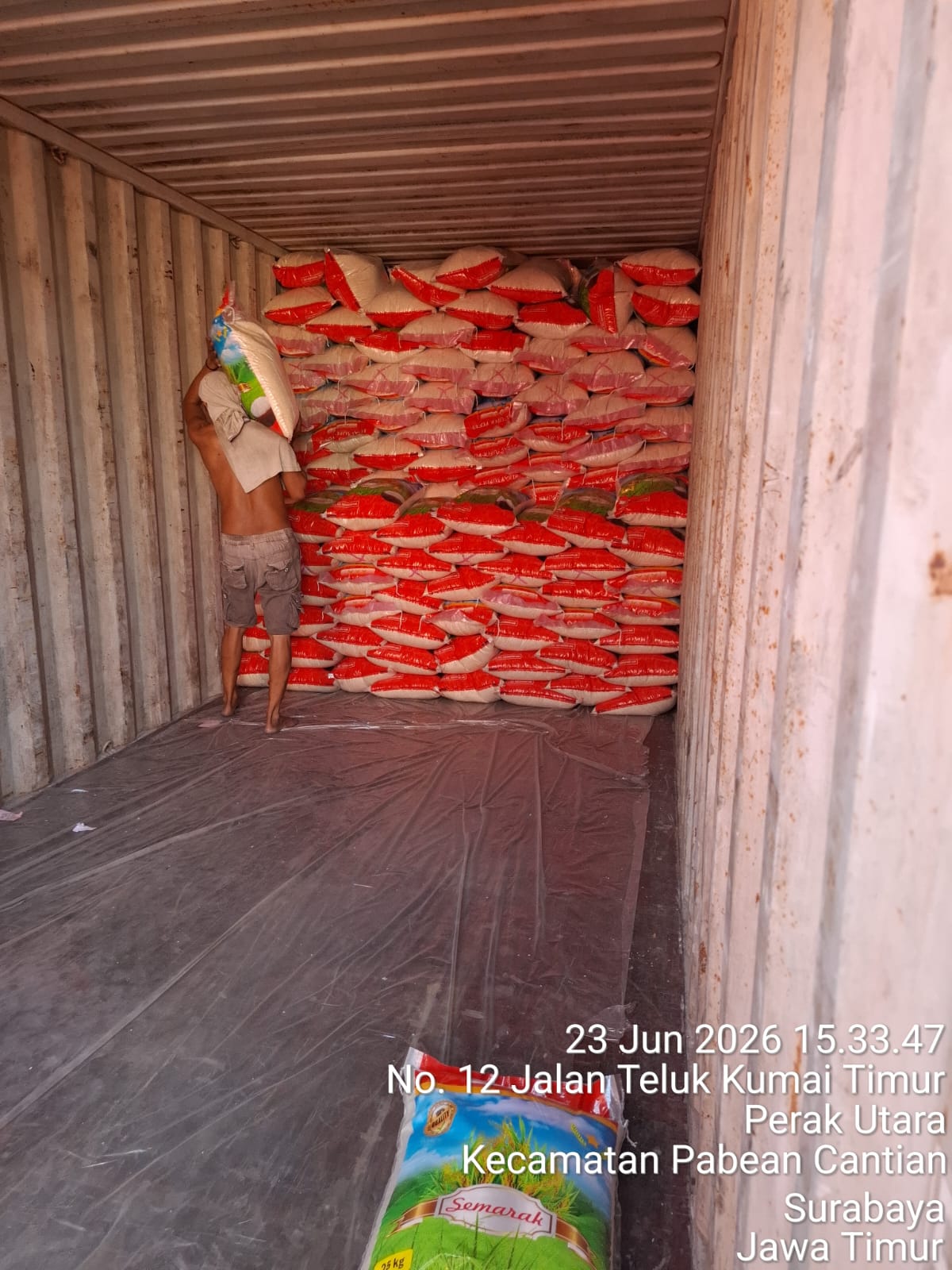 Aktivitas pengiriman beras dalam jumlah besar yang diduga tidak memenuhi ketentuan perizinan distribusi pangan. Beras bermerek “Semarak” kemasan 25 kilogram diduga tidak memiliki nomor izin Pangan Segar Asal Tumbuhan - Produksi Dalam Negeri Usaha Kecil (P
