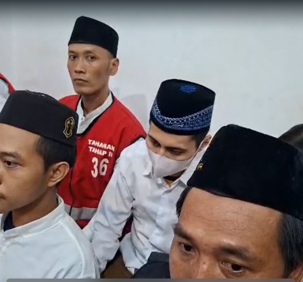 Terdakwa Rivaldy Adi Brata tertunduk lesu saat mengikuti jalannya sidang, pembacaan dakwaan, Raby (10/06) kasus dugaan pelecehan seksual terhadap anak di bawah umur yang menjerat eks Supervisor Black Owl Surabaya | MMP | Totok Prastio