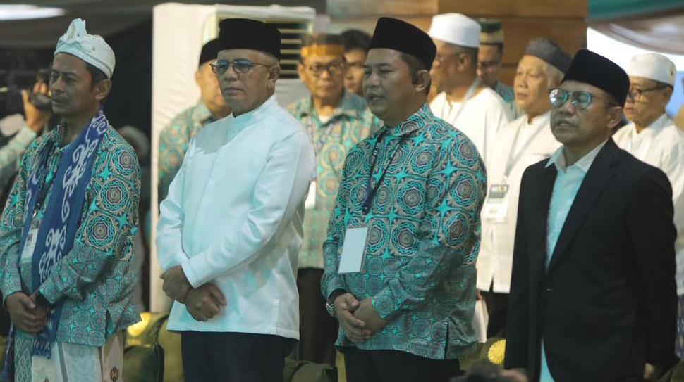 Menko Muhaimin nampak khidmat mengikuti shalawat marhaban. Dari kna-kri: Ketua Majelis Silaturahmi QA H Suroso Surya Atmadja, Letjen TNI (Purn) Musa Bangun, Pimpnan Dzahiriyah SQA Ir R Novendy Ahmad Hadiawan | MMP | dok SQA