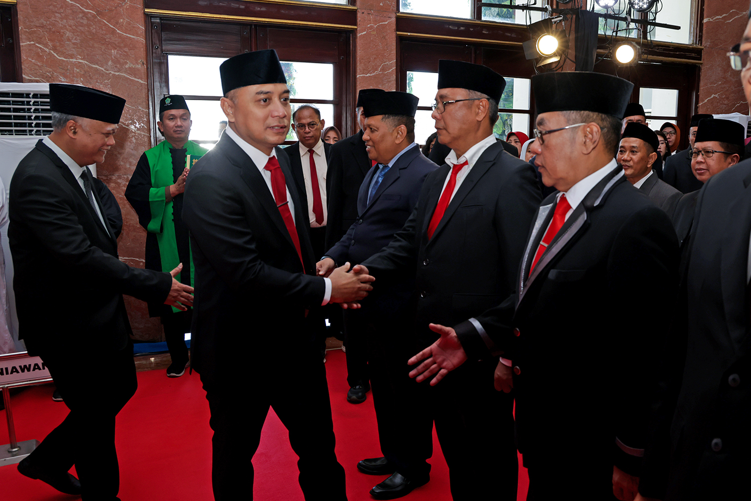 Wali Kota Surabaya, Eri Cahyadi singgung keras kepada jajaran camat dan lurah agar meningkatkan responsivitas terhadap persoalan di wilayah masing-masing usai 57 pejabat di lingkungan Pemkot Surabaya, Jum’at (26/06) | MMP | dok pemkot